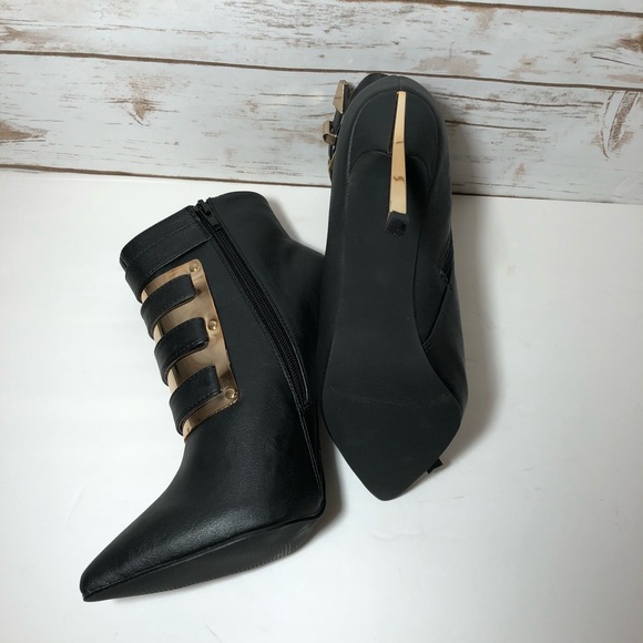 FINAL SALE $28💥🔥BLACK AND GOLD  HEEL BOOTIES. - Picture 6 of 7